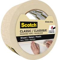 Rolle von Scotch Classic Klebeband, 48mm x 50m, geeignet für Holz, Metall und Kunststoff, von Händen über einer Holzoberfläche gehalten.