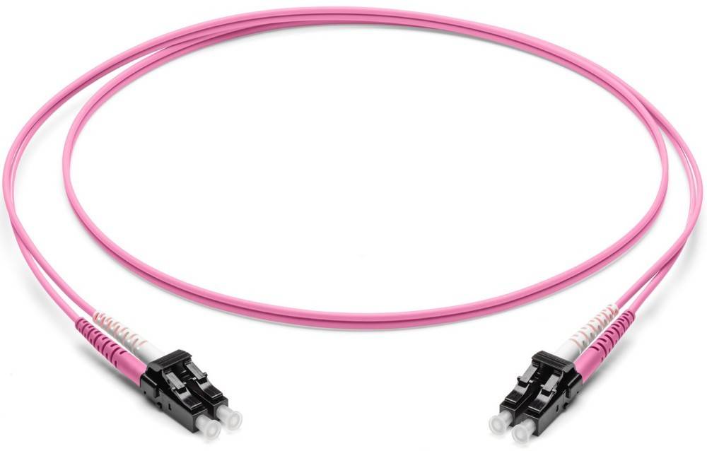 Eine rosa Glasfaserkabel, das aufgewickelt mit zwei Anschlüssen an jedem Ende gezeigt wird.
