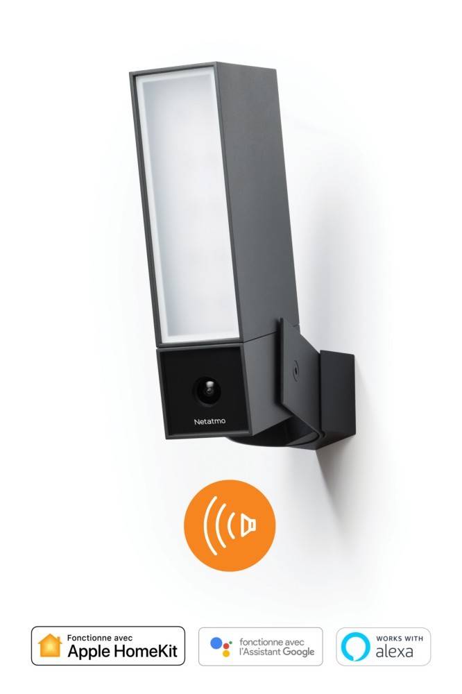 Intelligente Außensicherheitskamera mit rechteckigem Lichtfeld oben und Kameraobjektiv unten, beschriftet mit „Netatmo