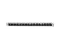 Vorderansicht eines Netzwerk-Switches oder Patchfeldes mit 32 Ethernet-Anschlüssen in einem Rack-Mount-Metallgehäuse.