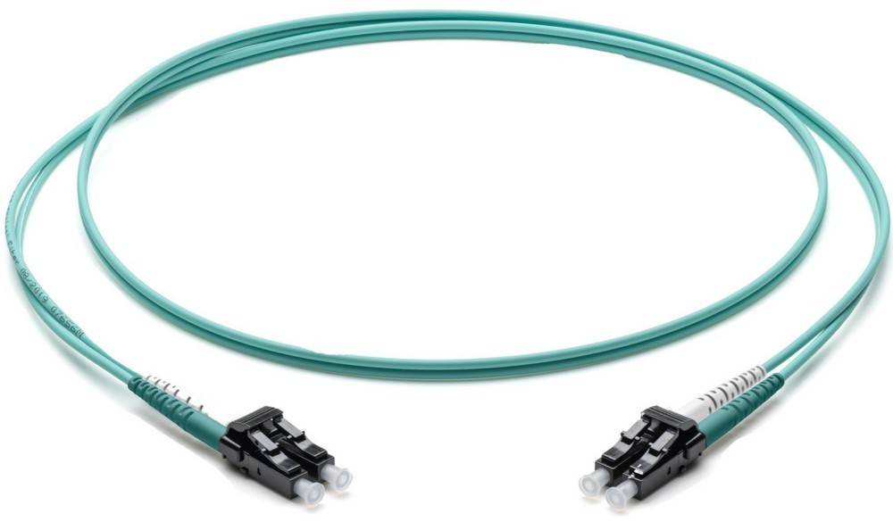 Ein türkisfarbenes Glasfaserkabel mit zwei Anschlüssen an jedem Ende, verwendet für Hochgeschwindigkeits-Datenübertragung, geeignet für Netzwerkinstallationen.