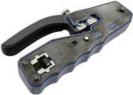 Ein Kabelkrimplingswerk mit schwarzem und blauem Griff, das zum Anbringen von Steckern an Koaxialkabeln konzipiert ist.