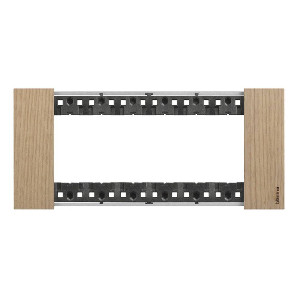 Ein rechteckiges Metallgitter mit zwei Holzendpaneelen, das einem Halter oder Rahmen ähnelt und möglicherweise zum Befestigen oder Abstützen einer Konstruktion dient.