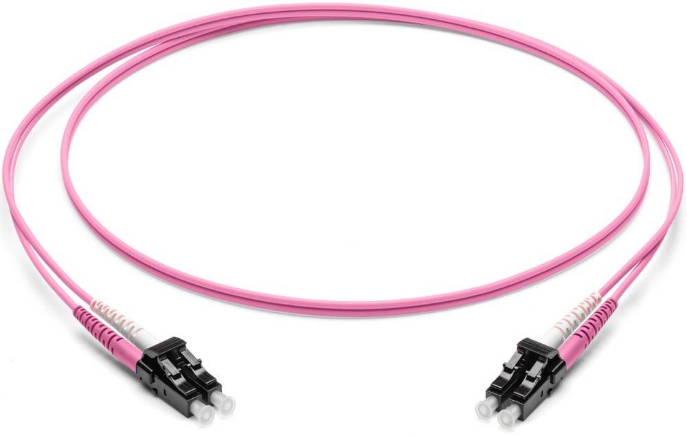 Ein rosa Glasfaserkabel mit zwei Anschlüssen an jedem Ende, zu einer Schleife gewickelt, verwendet für Hochgeschwindigkeits-Datenübertragung.