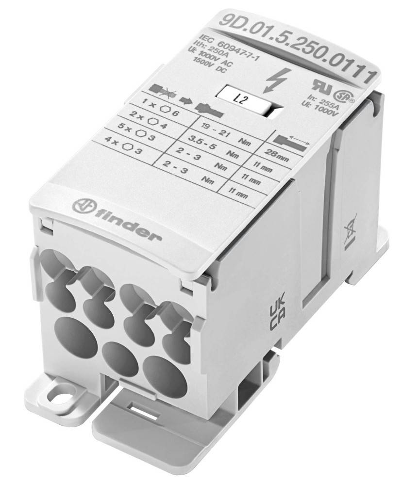Ein weißer elektrischer Anschlussblock mit vier Eingangsschlitzen, mit beschrifteten Spezifikationen und einem Blitzsymbol versehen.