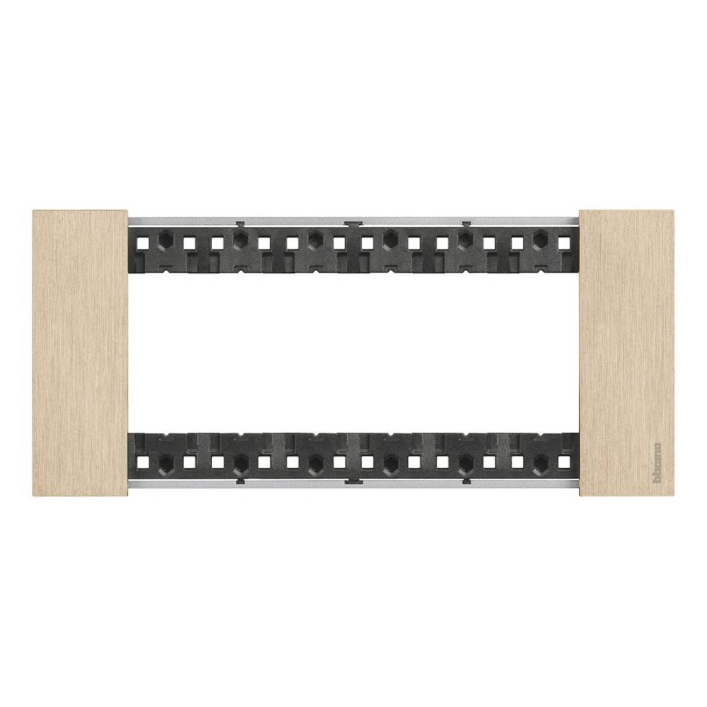 Ein Holzbilderrahmen mit einem schwarzen Metallgitter in der Mitte, der zum Anzeigen mehrerer Fotos oder Kunstwerke verwendet wird und derzeit leer ist.