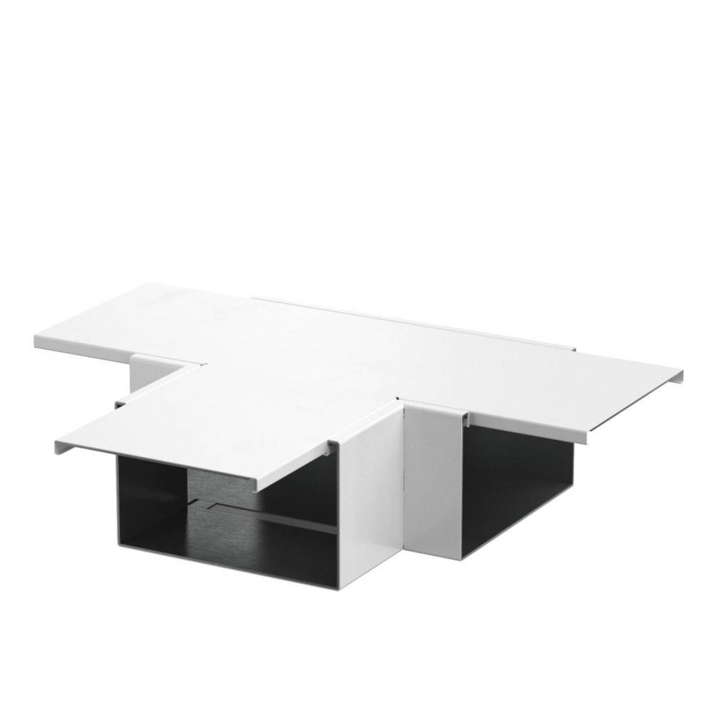 Ein minimalistischer, weißer Couchtisch mit geometrischem Design, der asymmetrische Oberflächen und Hohlräume aufweist und aus einem Blickwinkel betrachtet wird.