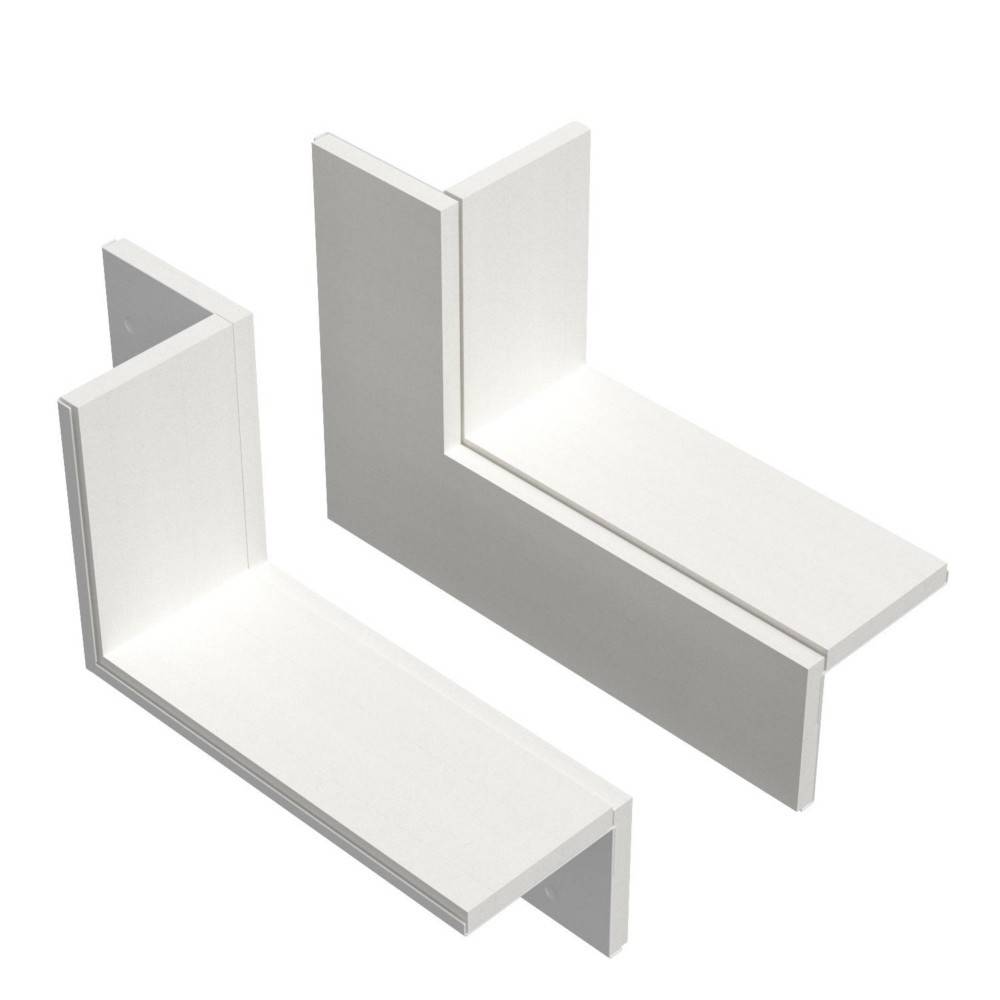 Zwei weiße L-förmige Regale, die sich in entgegengesetzte Richtungen gegenüberstehen und diagonal auf einem einfarbigen Hintergrund positioniert sind.