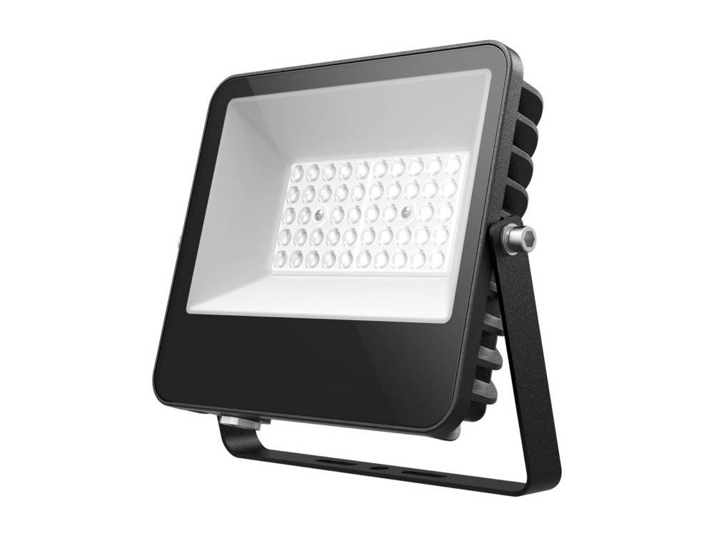 Ein schwarzer rechteckiger LED-Scheinwerfer mit einem Raster aus Leuchtdioden, der auf einem verstellbaren Halterungsträger montiert ist.