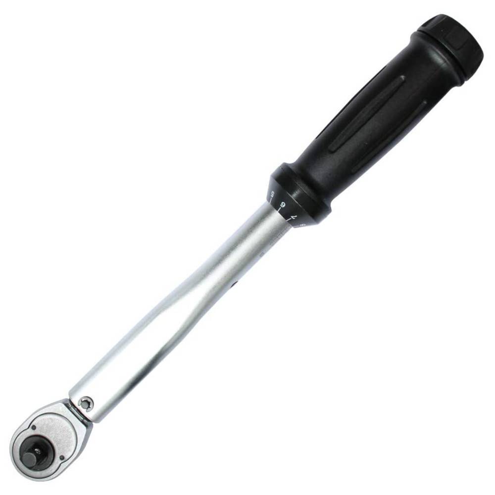 Ein Ratschenschlüssel mit schwarzem Griff und silbernem Metallgehäuse, entwickelt zum Anziehen oder Lockern von Muttern und Bolzen bei mechanischen Arbeiten.