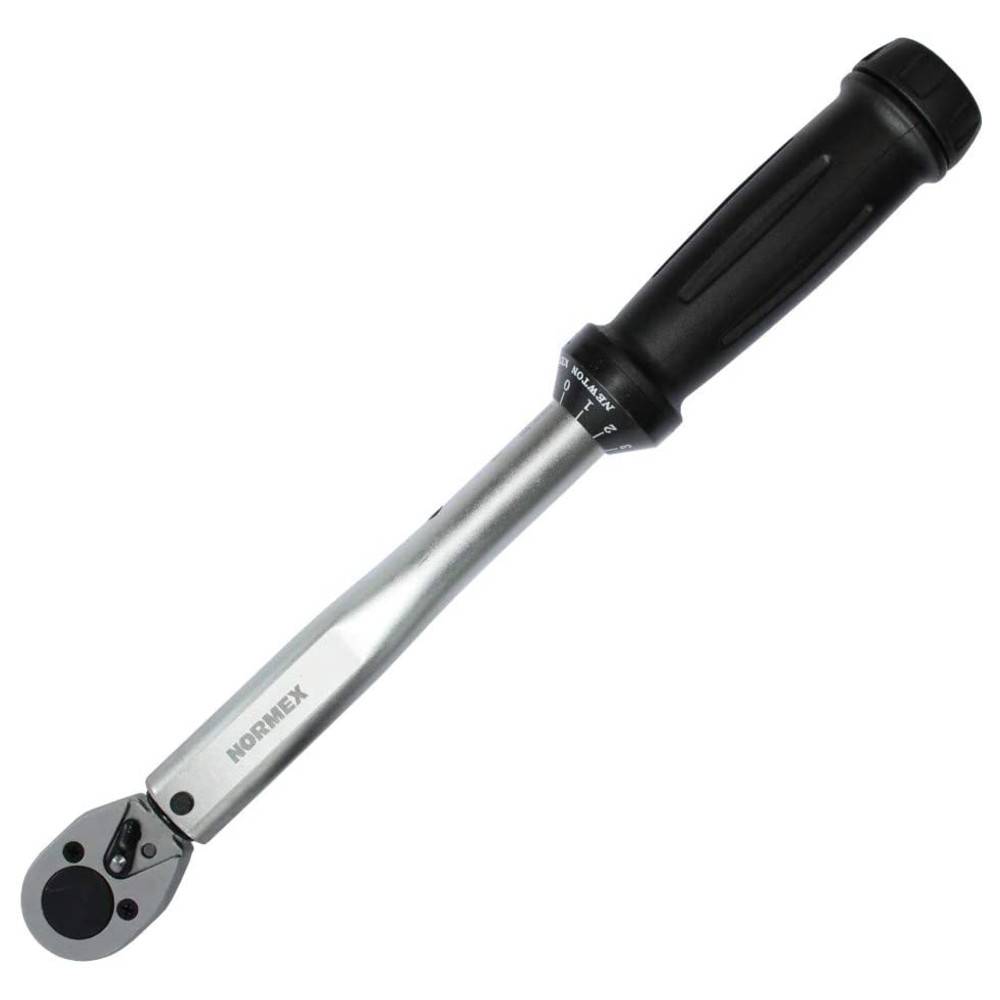 Ein Metallratschenschlüssel mit schwarzem Griff, gekennzeichnet mit „NORMEX