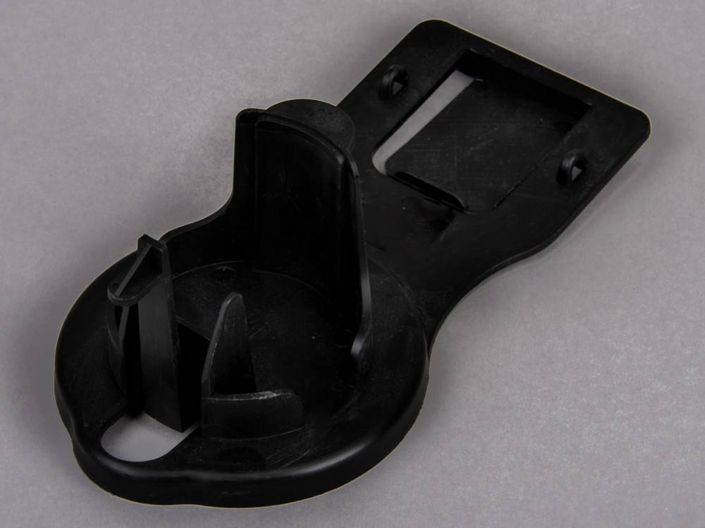 Ein schwarzer Kunststoffhalter mit kreisförmiger Basis und einem erhöhten Bereich, der entwickelt wurde, um ein Objekt vertikal auf einer ebenen Oberfläche zu stützen.