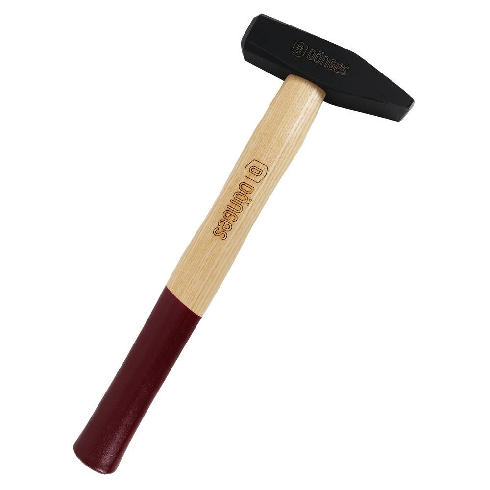 Ein Hammer mit einem Holzgriff und einem schwarzen Metallkopf, versehen mit dem 'Würth'-Logo auf beiden Teilen. Der untere Abschnitt des Griffs ist rot lackiert.