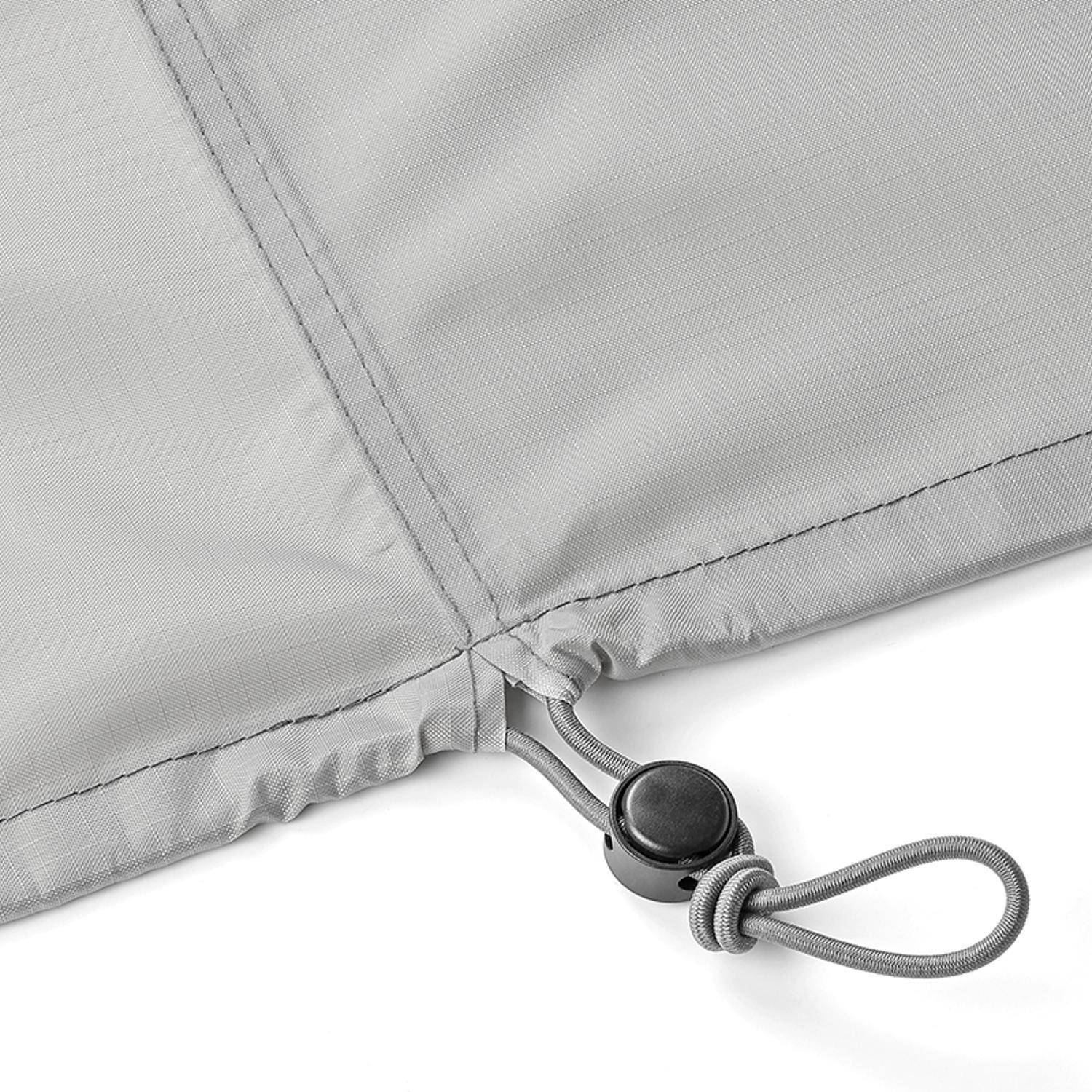 Eine Nahaufnahme eines grauen Fabrikstoffs mit einer Zugschnur und Knebelwerschluss, die Details der Nähte und Textur zeigt.