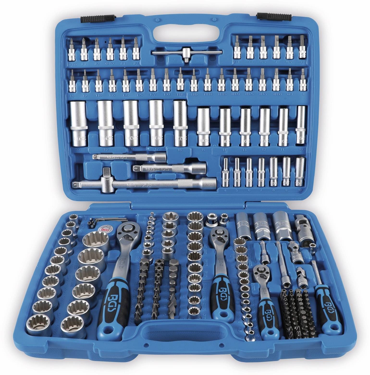 Ein kompletter Ratschenkasten und Steckschlüsselsatz mit verschiedenen Größen und Typen, ordentlich in einem blauen Transportkoffer angeordnet.