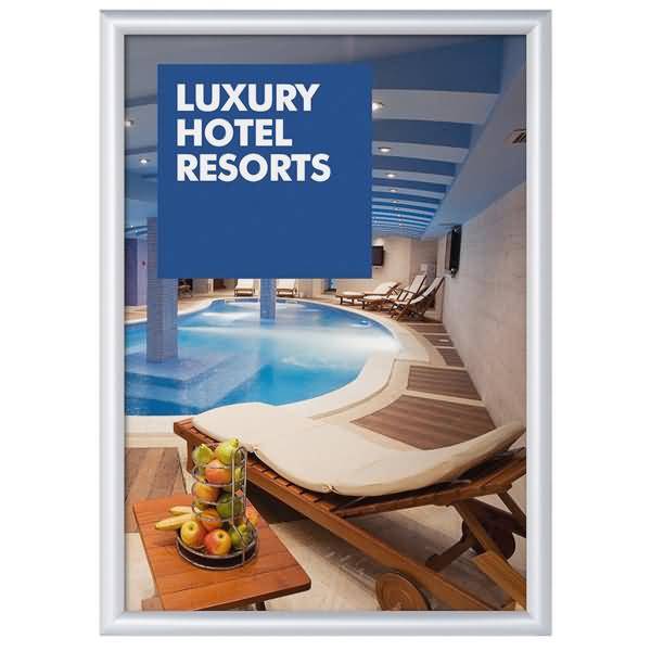Plakat für luxuriöse Hotelresorts mit einem Innenpool, Liegestühlen und einem Obsttisch