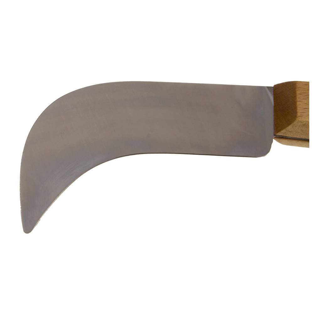 Eine gebogene Metalldresche mit einem Holzgriff.