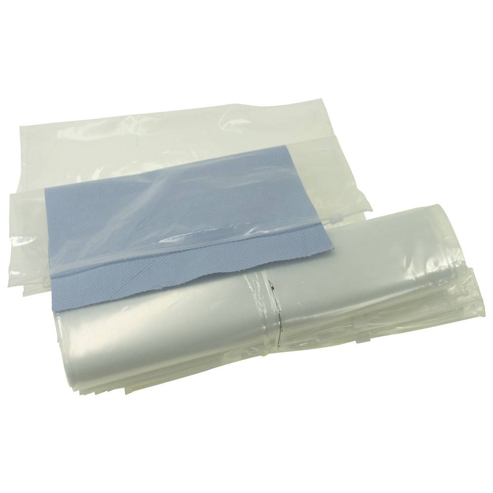 Ein Stapel gefalteter, durchsichtiger Plastiktüten mit einer offenen Tüte, die über einem blauen Laken auf dem Stapel platziert ist.