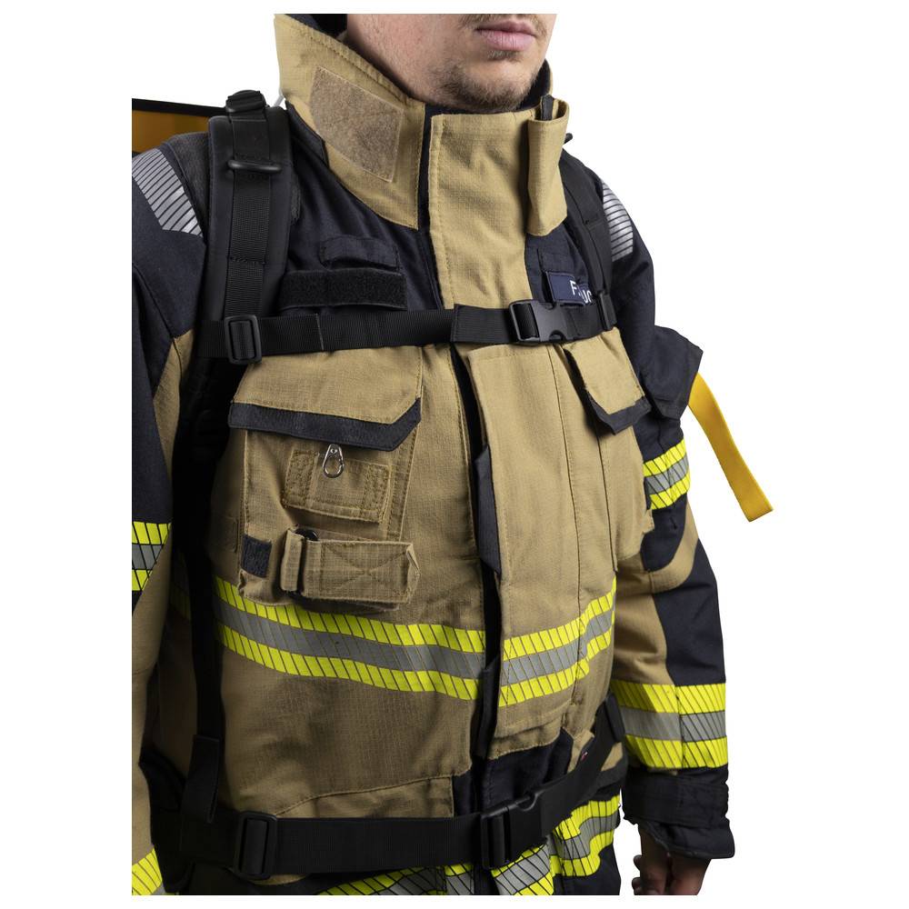 Ein Feuerwehrmann in einer gelb-schwarzen Uniform mit reflektierenden Streifen, in der Nähe der Brustauschentasche, ausgestattet für den Dienst.