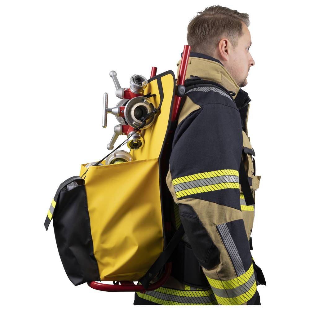 Ein Feuerwehrmann in Uniform ist von der Seite zu sehen, trägt einen gelb-schwarzen Schlauchrucksack mit angebrachten Metallventilen, bereit für den Einsatz.