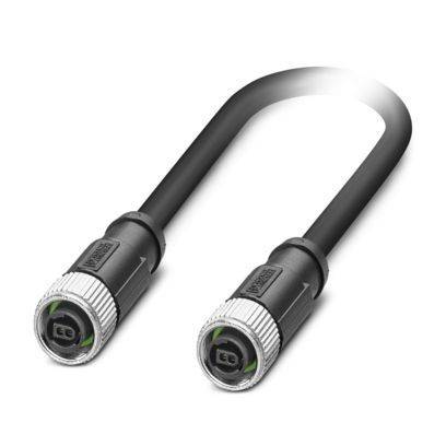 Ein schwarzes industrielles Ethernet-Kabel mit M12-Steckverbindern an beiden Enden, ausgestattet mit gerillten Metallmuttern zur sicheren Befestigung.