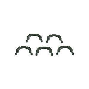 Fünf dunkle C-förmige Clips in einem Muster angeordnet, die zum Befestigen oder Organisieren von Kabeln oder Drähten verwendet werden.
