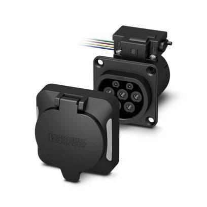 Ein schwarzes Fahrzeugladestecker-Steckdosenpaar mit Schutzabdeckungen, mit sechs Stiften, zum Anschließen an eine Ladestation für Elektrofahrzeuge.