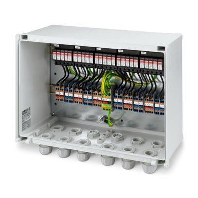 Ein Elektroverteilkasten mit mehreren Leitungsschutzschaltern und farbig sortierten Drähten, die in Reihen organisiert sind und eine Verkabelungsanlage veranschaulichen.