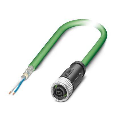 Ein grünes Elektrokabel mit einem runden schwarzen Stecker an einem Ende und freigelegten Drähten am anderen Ende, das für spezifische Geräteverbindungen verwendet wird.