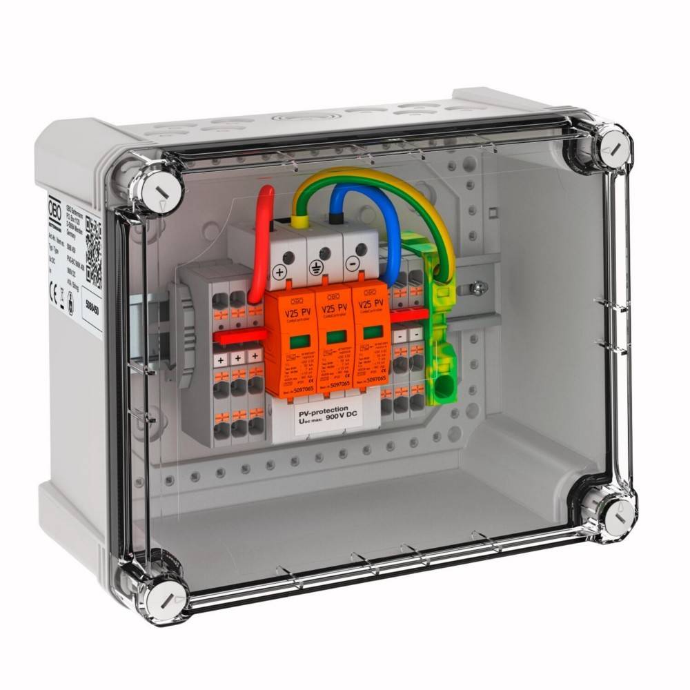 Eine transparente elektrische Verteilerdose zeigt Sicherungen und bunte Kabel für Solaranschlüsse und unterstreicht dabei die Sicherheitsmerkmale.