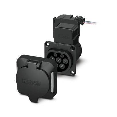 Ein schwarzer Elektrostecker mit Abdeckung, der mehrere Buchsenkontakte zeigt, wird in Fahrzeug- oder Industrieanwendungen verwendet.