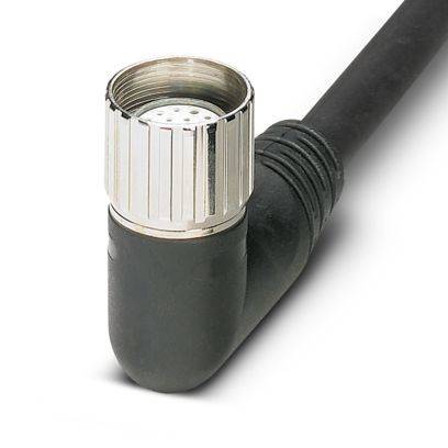 Ein rechtwinkliges Koaxialkabel mit einem Silberverbinder an einem Ende vor weißem Hintergrund.