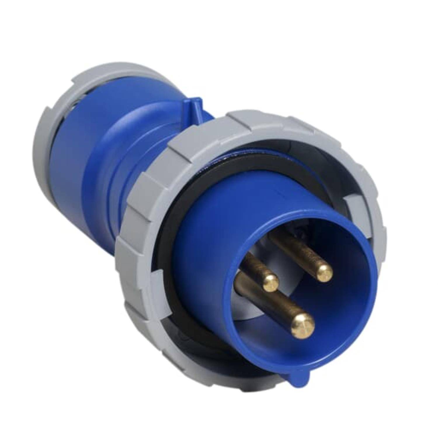 Ein blauer und grauer industrieller Stromstecker mit drei Stiften, der für den Anschluss von schwerlastfähiger elektrischer Ausrüstung entwickelt wurde.