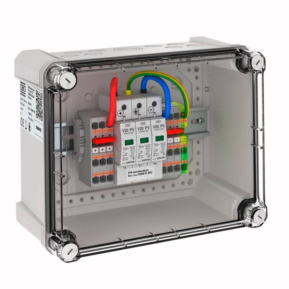 Eine transparente elektrische Anschlussdose mit Verkabelung, Sicherungen und bunten Kabeln, geeignet zum Anbringen und Schutz elektrischer Verbindungen.