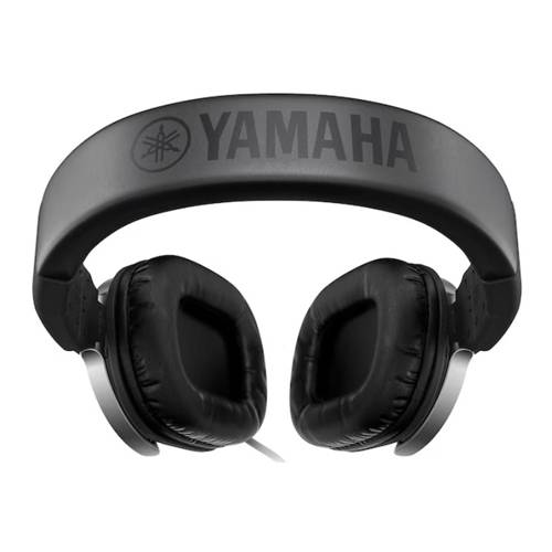 Yamaha Kopfhörer mit weichen schwarzen Ohrpolstern und einem breiten Kopfbügel, auf dem das Yamaha-Logo zu sehen ist. Geeignet für Audioaufnahmen und -wiedergabe.