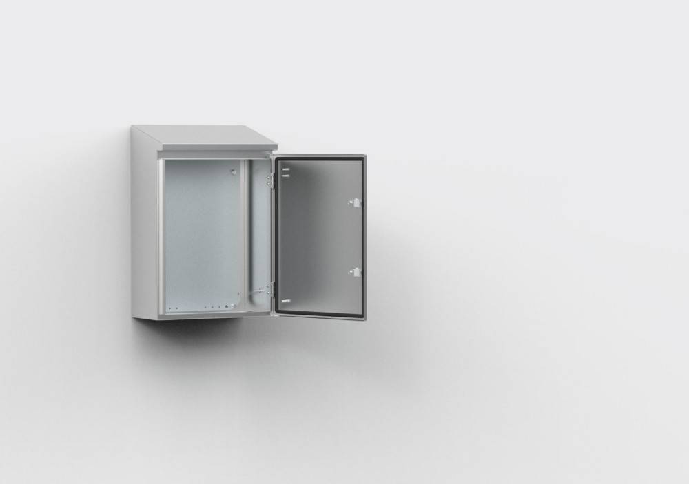 Öffne metallischen, wandmontierten Elektroverteiler mit transparenter Tür.