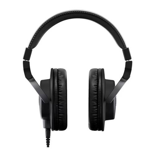 Schwarze Over-Ear-Kopfhörer auf weißem Hintergrund, von vorne zu sehen, mit gepolsterten Ohrmuscheln und angeschlossenem Audiokabel.