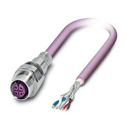 Ein rosa Industriekabel mit Metallstecker. Das Kabel hat freigelegte Drähte: blau, rot und weiß.