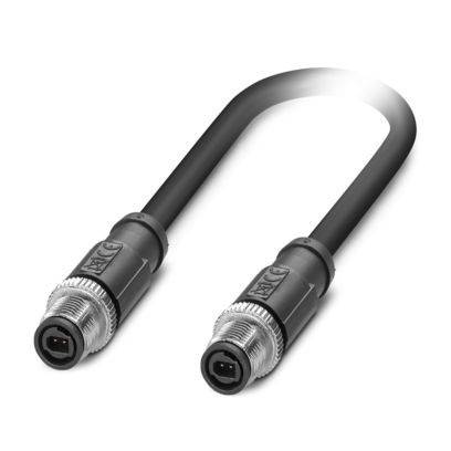 Ein schwarzes USB-Kabel mit Metallsteckern an beiden Enden, in einer U-Form gebogen, vor weißem Hintergrund.