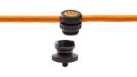 Oranges Kabel mit einem schwarzen Stecker, der über einem separaten passenden Stecker befestigt ist, auf weißem Hintergrund dargestellt.