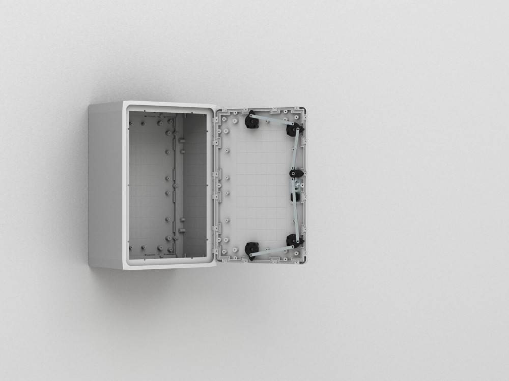 Eine offene, leere weiße Elektroverteilerdose an einer Wand, die ihre innere Struktur und Scharniere zeigt.