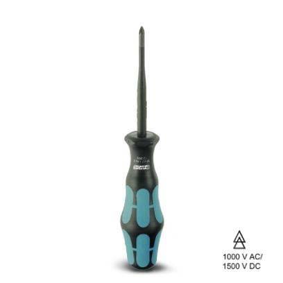 Ein schwarzer und blauer isolierter Schraubendreher wird gezeigt, der für elektrische Arbeiten konzipiert ist, mit einer Spannungsbezeichnung von 1000 V AC und 1500 V DC.