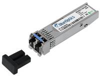 Kleines Metall-Transceiver-Modul mit angebrachter schwarzer Schutzkappe, auf weißem Hintergrund gezeigt.