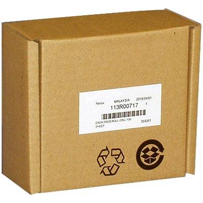 Brauner Kartonversandkarton mit Produktetikett und Recycling-Symbolen auf der Vorderseite.