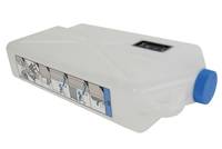 Ein Pillendosierer mit mehreren Fächern, von denen einige offen sind und Pillen enthalten; konzipiert für die tägliche Medikamentenverwaltung.