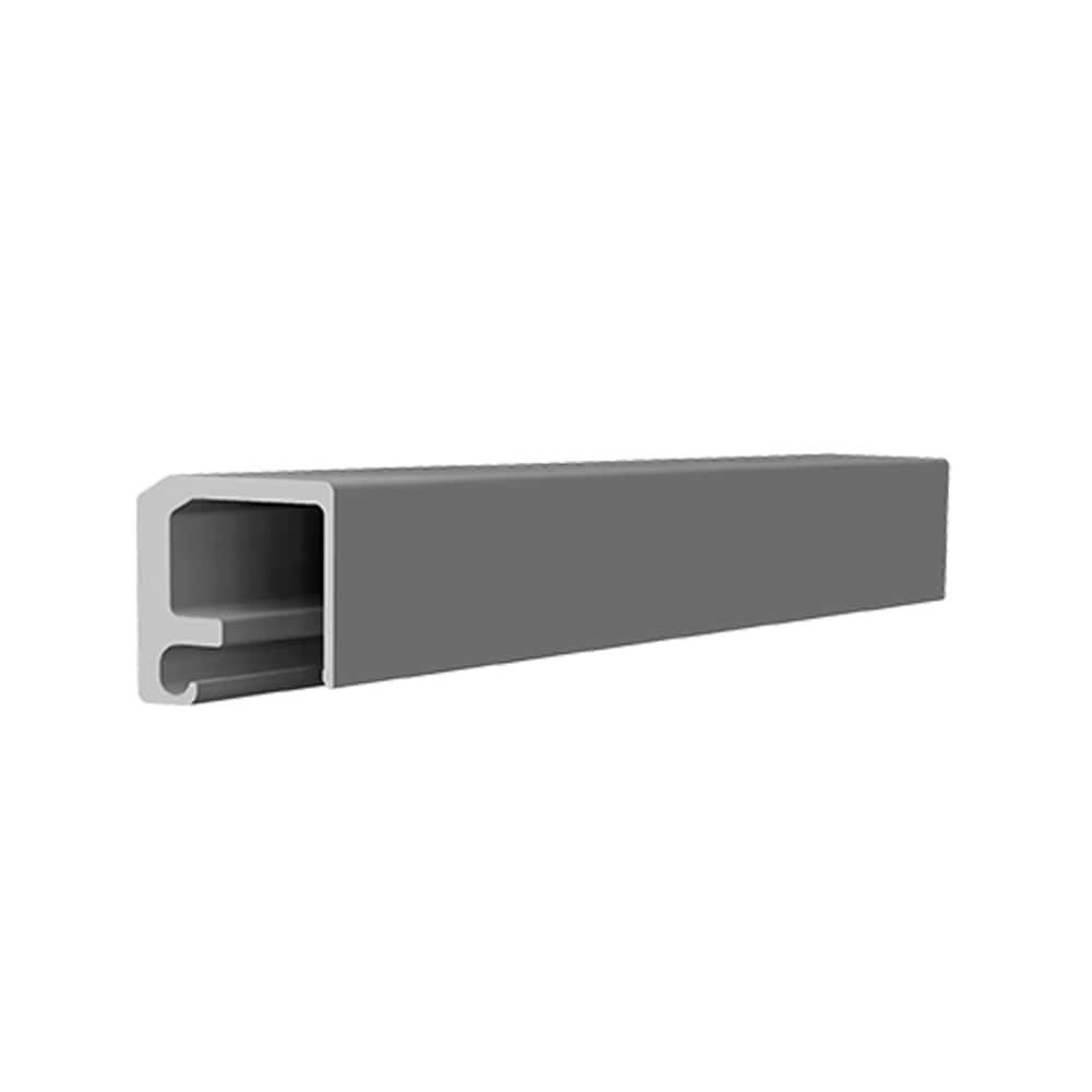 Ein 3D-gerendertes Bild eines hohlen, rechteckigen Metallprofils, das seine Länge und den offenen Kanal an einer Seite vor einem einfarbigen Hintergrund zeigt.
