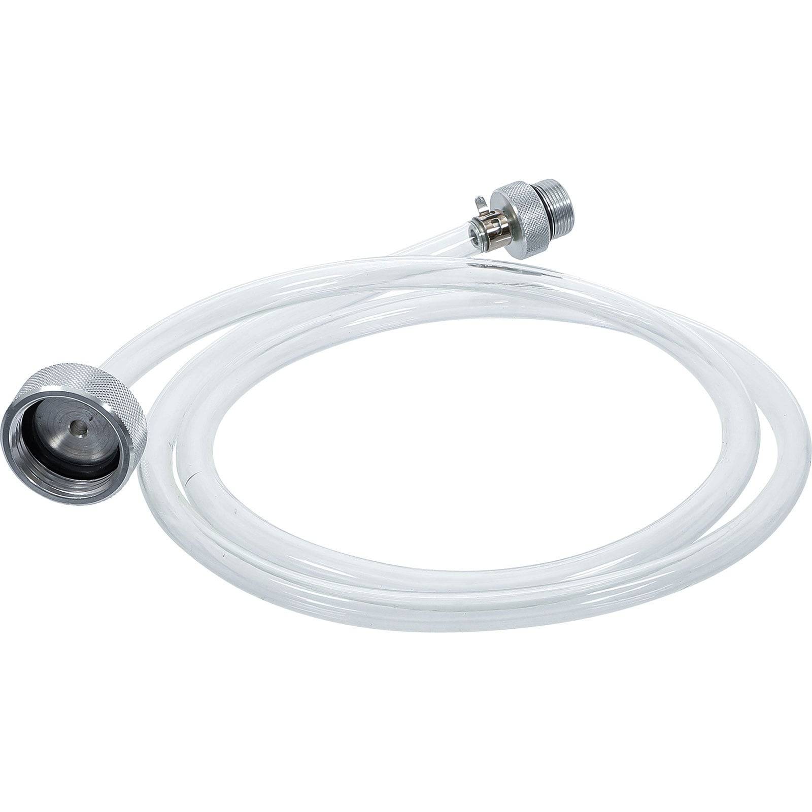 Ein gewickelter weißer flexibler Schlauch mit Metallverbindern an beiden Enden, wahrscheinlich für die Sanitärinstallation oder zum Anschluss von Wasserleitungen verwendet.