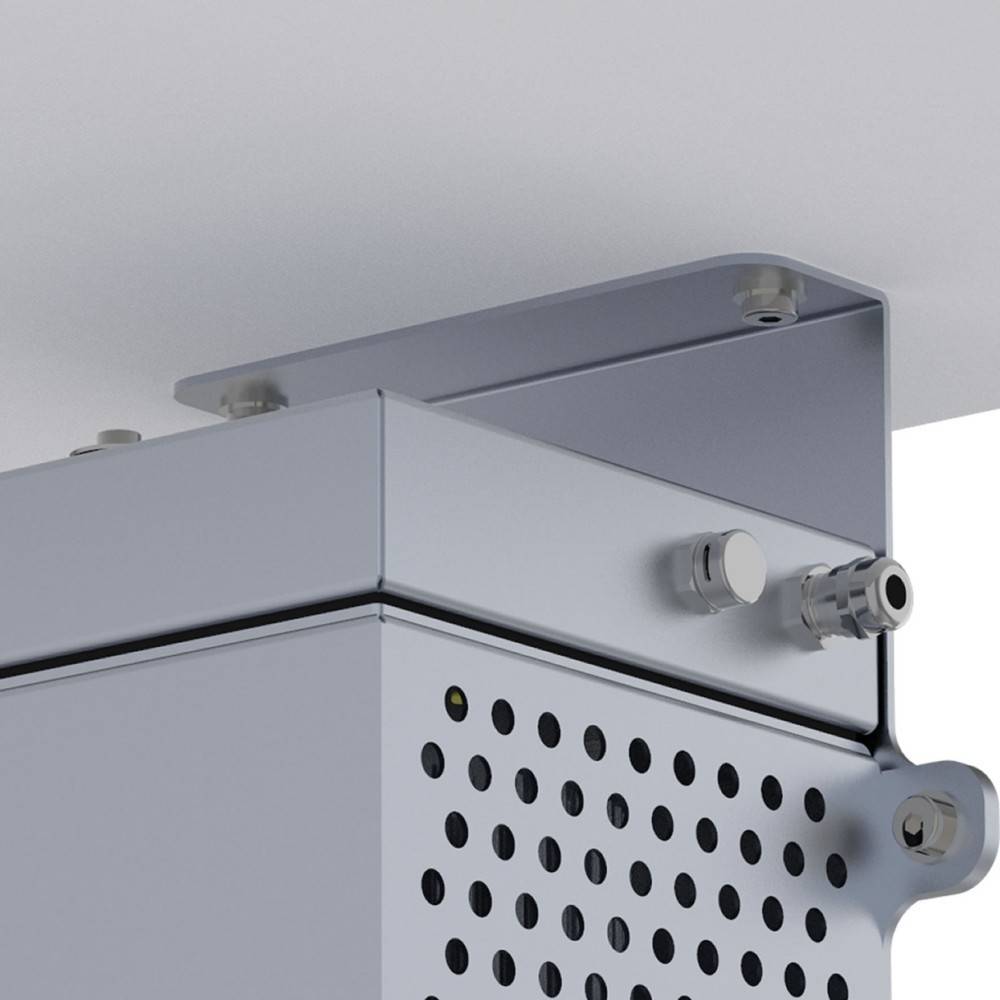 Große metallische Lüftungsöffnung, die an einer Deckenecke befestigt ist und mehrere Perforationen sowie Befestigungsbolzen zur sicheren Montage aufweist.