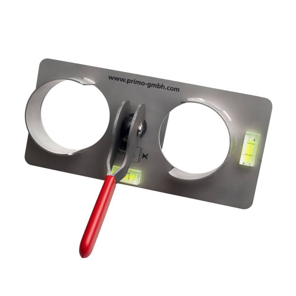 Ein Metalltool mit zwei kreisrunden Löchern, einem roten Hebel und einer integrierten Wasserwaage, das zur Ausrichtung oder Messung verwendet wird.