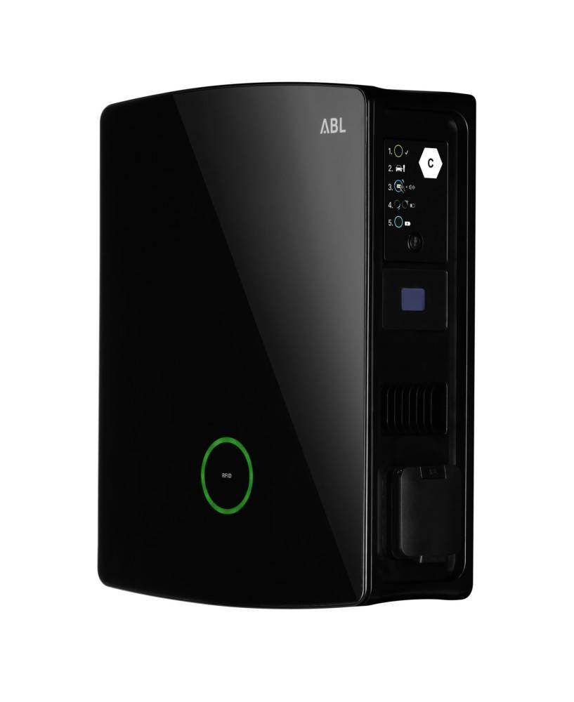 Eine schwarze Elektrofahrzeug-Ladestation mit grüner LED-Anzeige und Bedienfeld, ausgestattet mit einem digitalen Display und einer Anschlussbuchse.